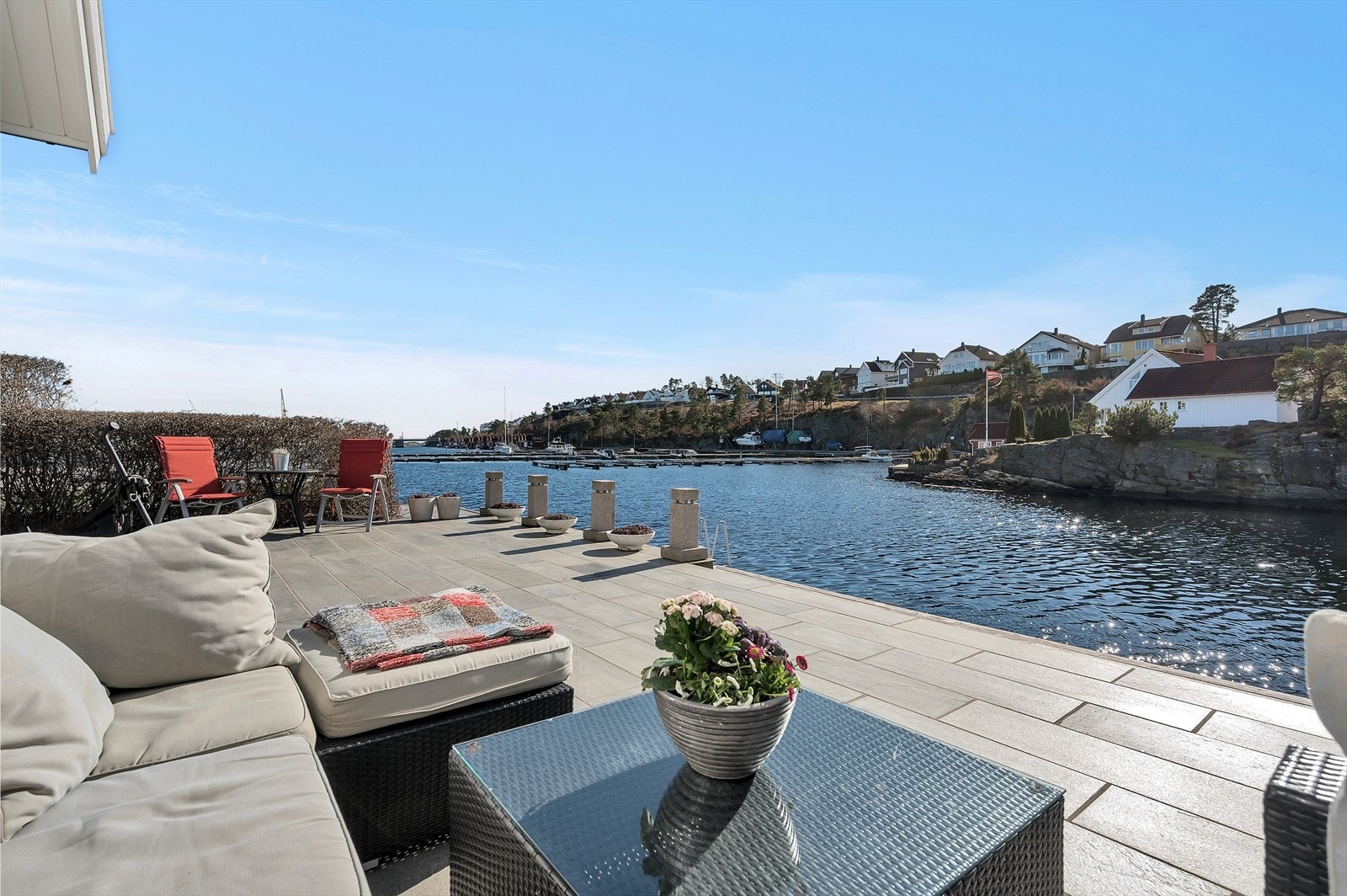 Unik mulighet! Påkostet bryggeeiendom med ca. 22m strandlinje m/ rått bryggeanlegg, dobbel garasje og sjøbu! Galleribilde