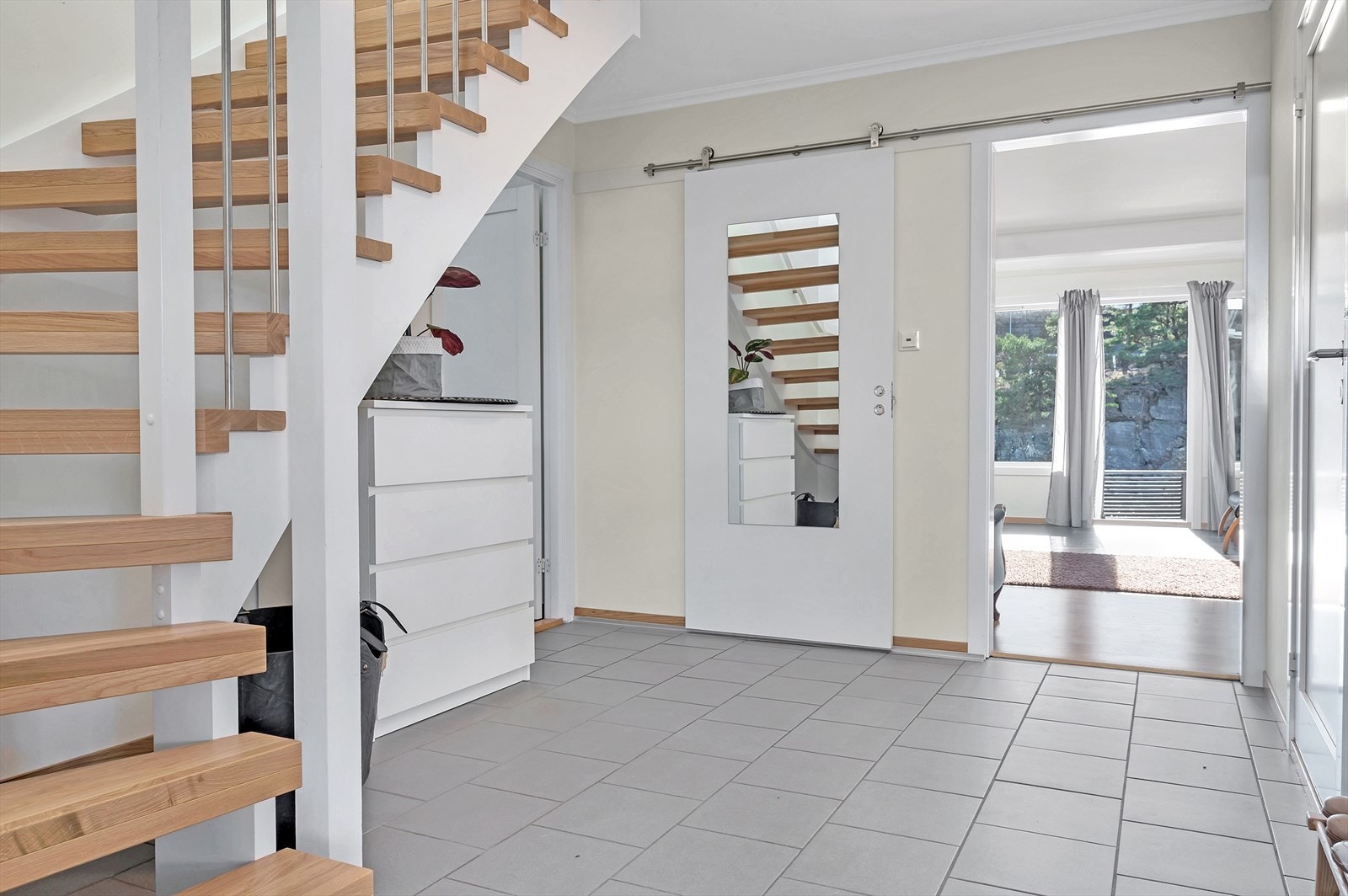 Flislagt gang med god plass til oppheng av yttertøy og sko Galleribilde