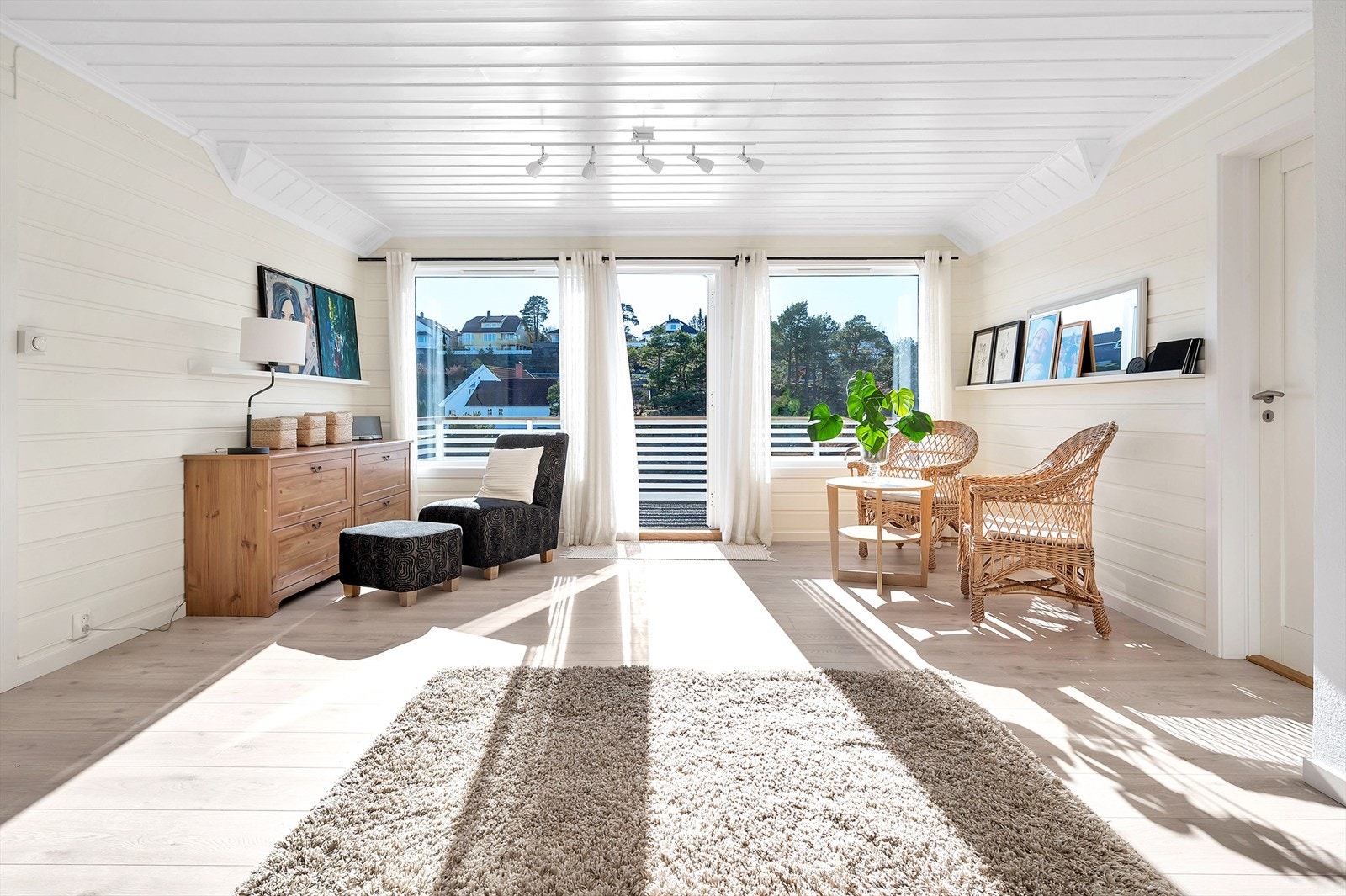 Stuen i 2.etasje med herlige vindusflater ut mot verandaen Galleribilde