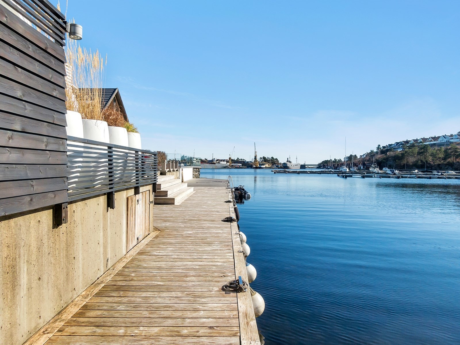 Bryggen er bygget med norsk eik og haregen redskapsluke med innlagt vann og strøm Galleribilde