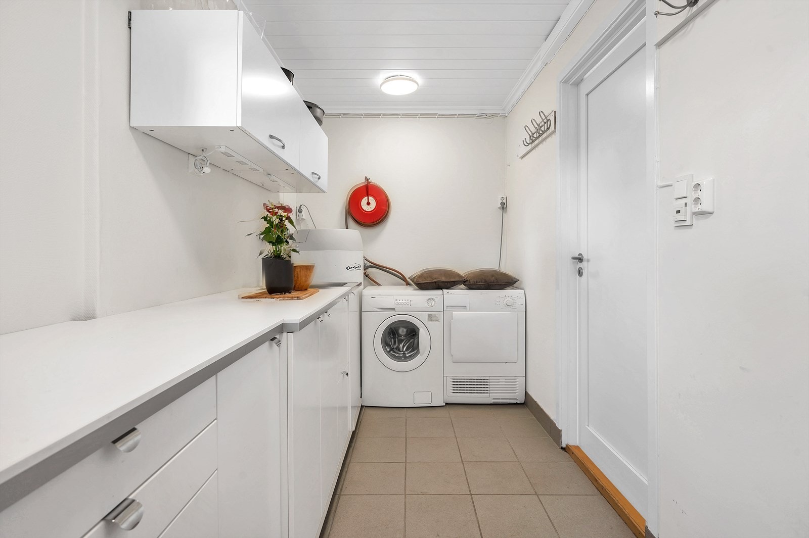 Praktisk vaskerom i forbindelse med kjøkkenet - Egen utgang som egner seg perfekt som biinngang Galleribilde