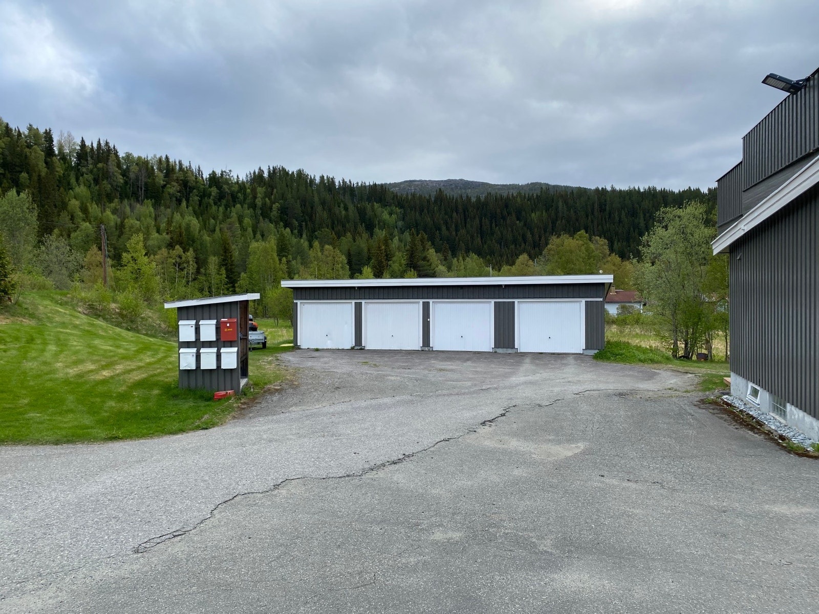 Beliggende ca 9 km fra Grong sentrum og er del av et boligområde med noe spredt bebyggelse Galleribilde