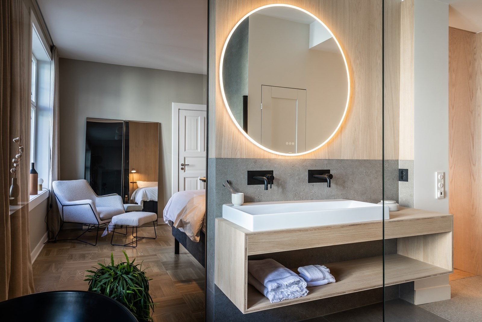 En sotet glassvegg knytter Master Bedrom sammen med badet. Galleribilde