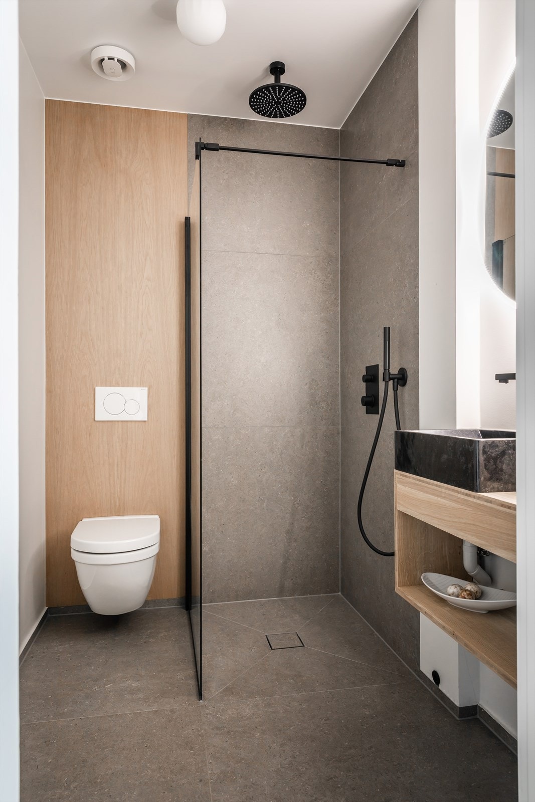 Delikat gjestebad med snekkerbygde baderomsmøbler. Galleribilde