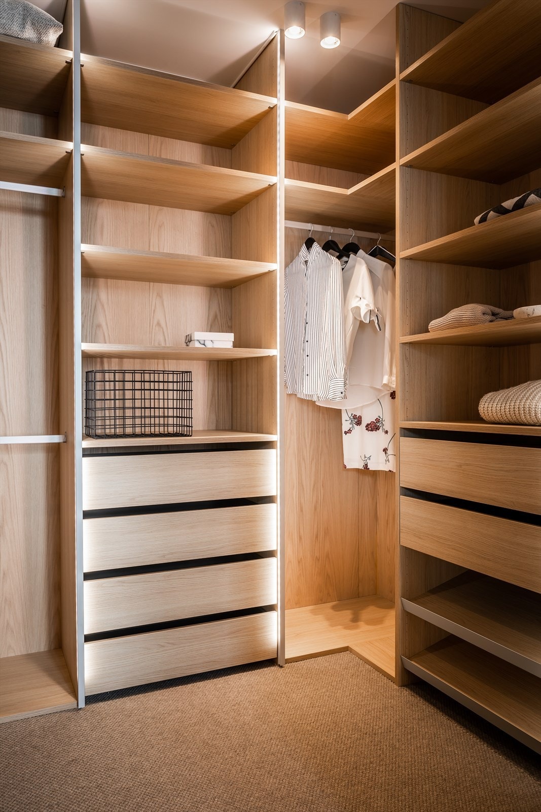 Vegg-til-vegg teppe i ull. Galleribilde