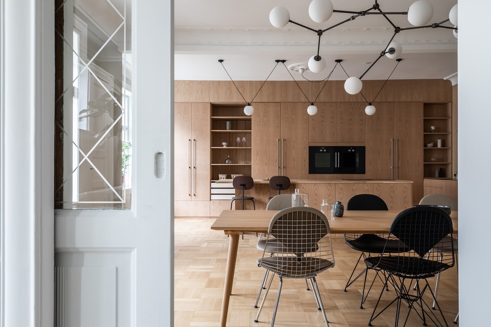 Heltre benkeplater på kjøkkenøy og rustfritt stål med integrert vask på øvrige benkeskap. Galleribilde