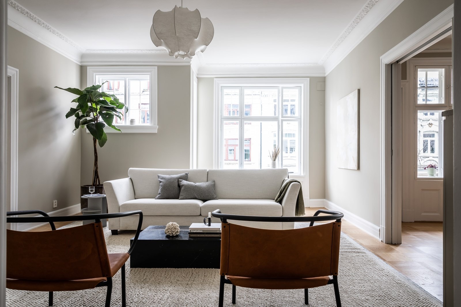 Det er store vindusflater til å være en historisk bygård. Galleribilde