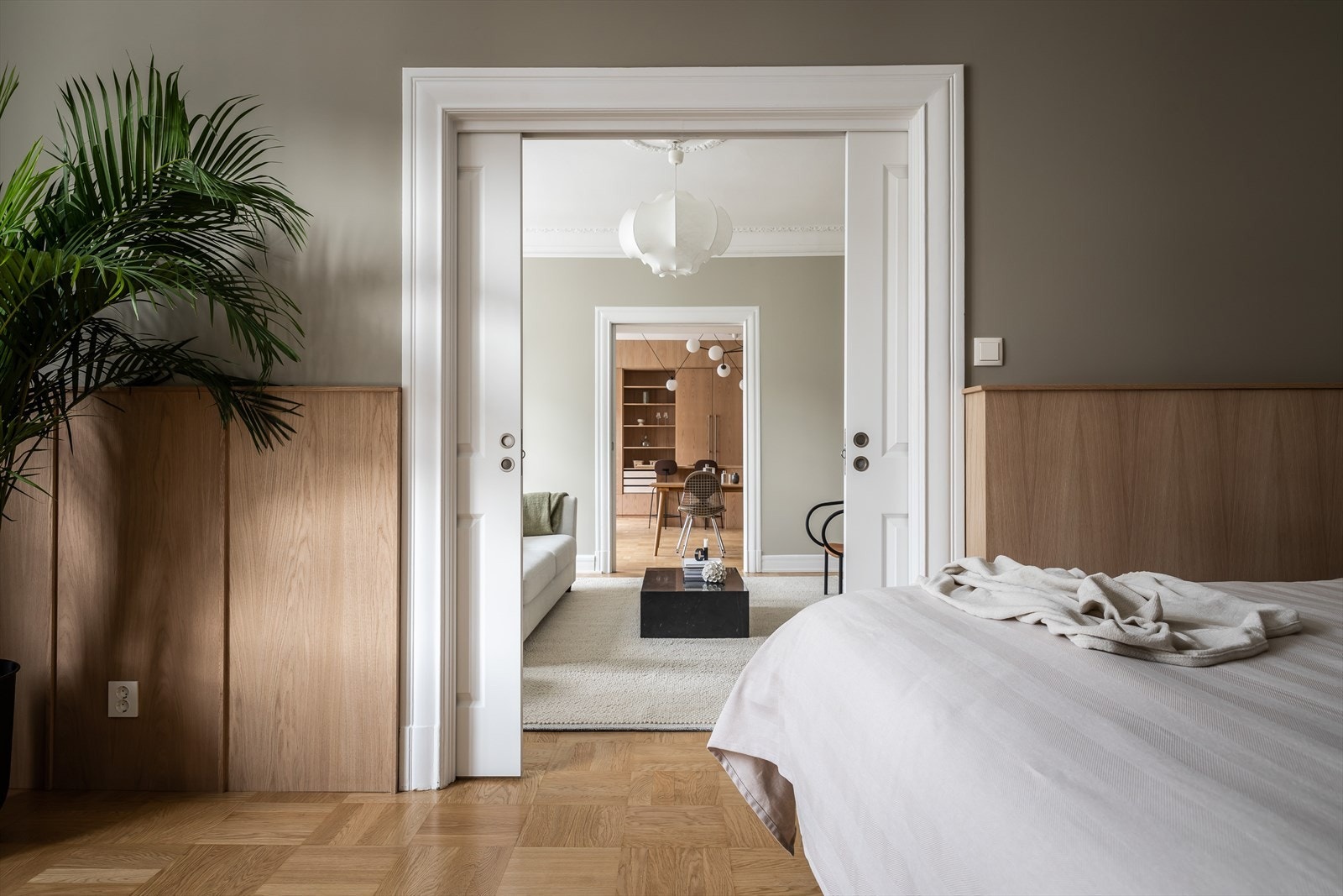 Det er gjennomgående brukt mye eik i vegger, og det originale gulvet i heltre er bevart. Galleribilde