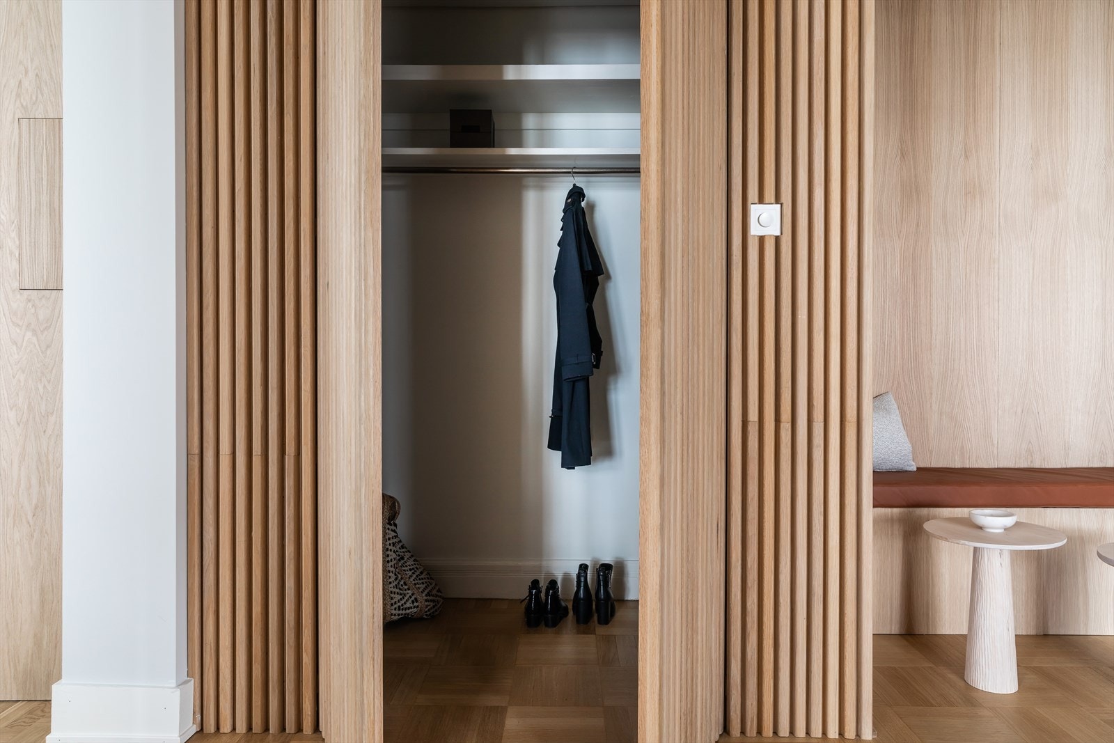 Snekkerbygd garderobeskap med eikespiler. Galleribilde