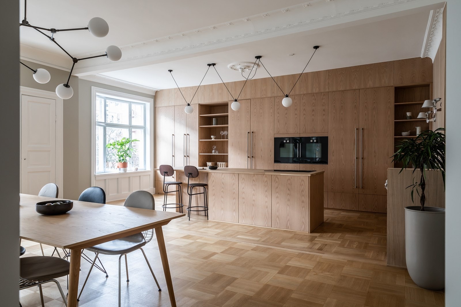 Kjøkkenet er levert av Drømmekjøkken / Ballingslöv og er spesialtilpasset leiligheten. Hvitevarer fra Gaggenau. Galleribilde