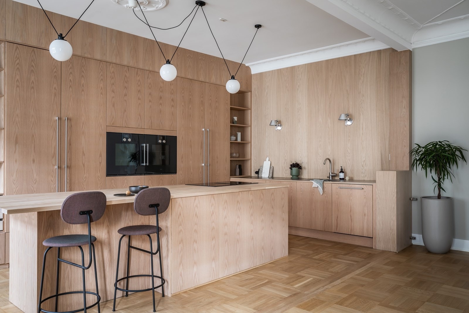 Eksklusive hvitevarer fra Gaggenau: Induksjonstopp med integrert vifte, 2 stekeovner og oppvaskmaskin. Galleribilde