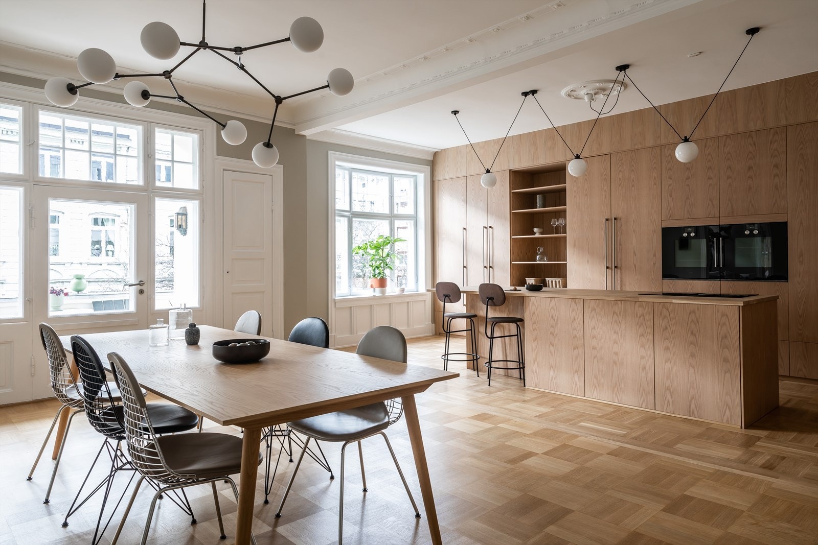 Eksklusiv designleilighet i moderne nordisk stil, med heis, peis og solrik balkong. Galleribilde