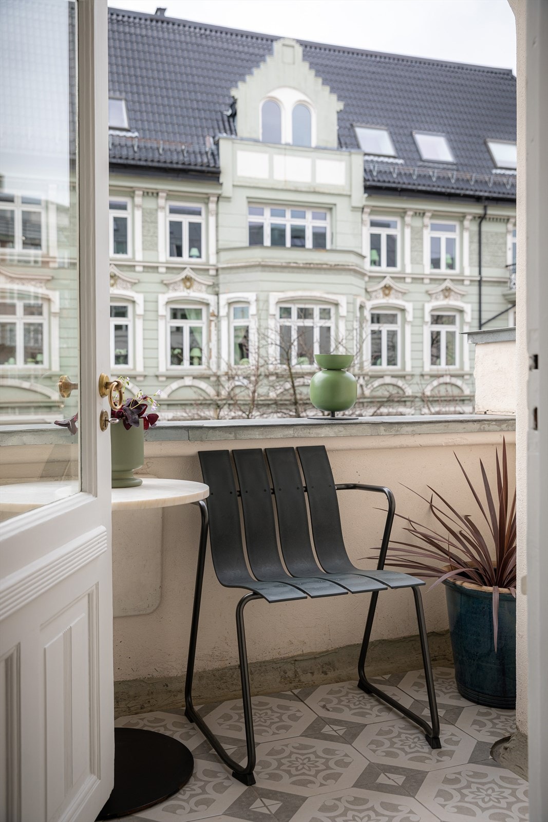 Det er store vindusflater til å være en historisk bygård, og sol på balkongen. Galleribilde