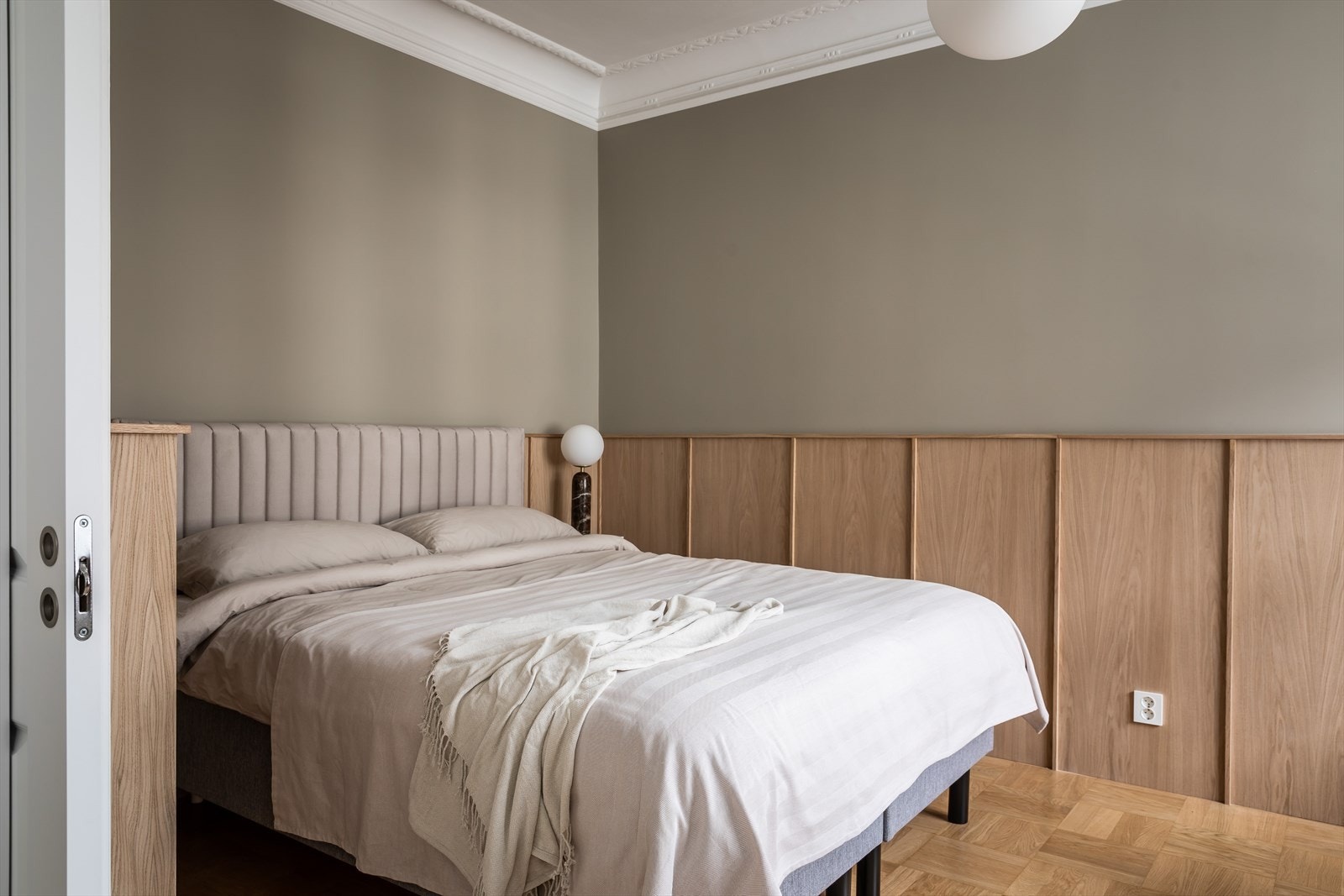 Det er åpne rom med mye lys og behagelige duse farger. Galleribilde