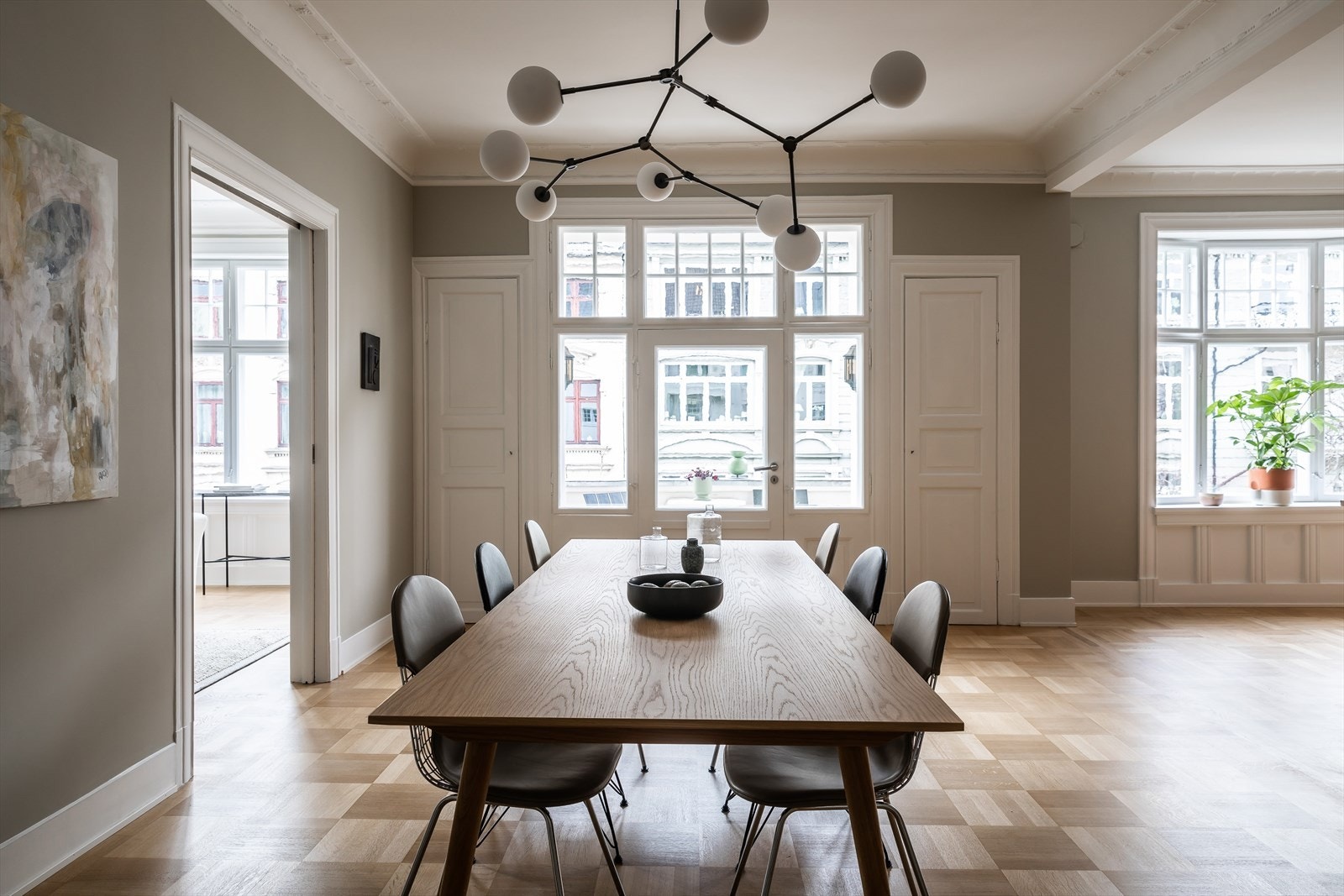 Åpne rom med mye lys og behagelige duse farger. Galleribilde