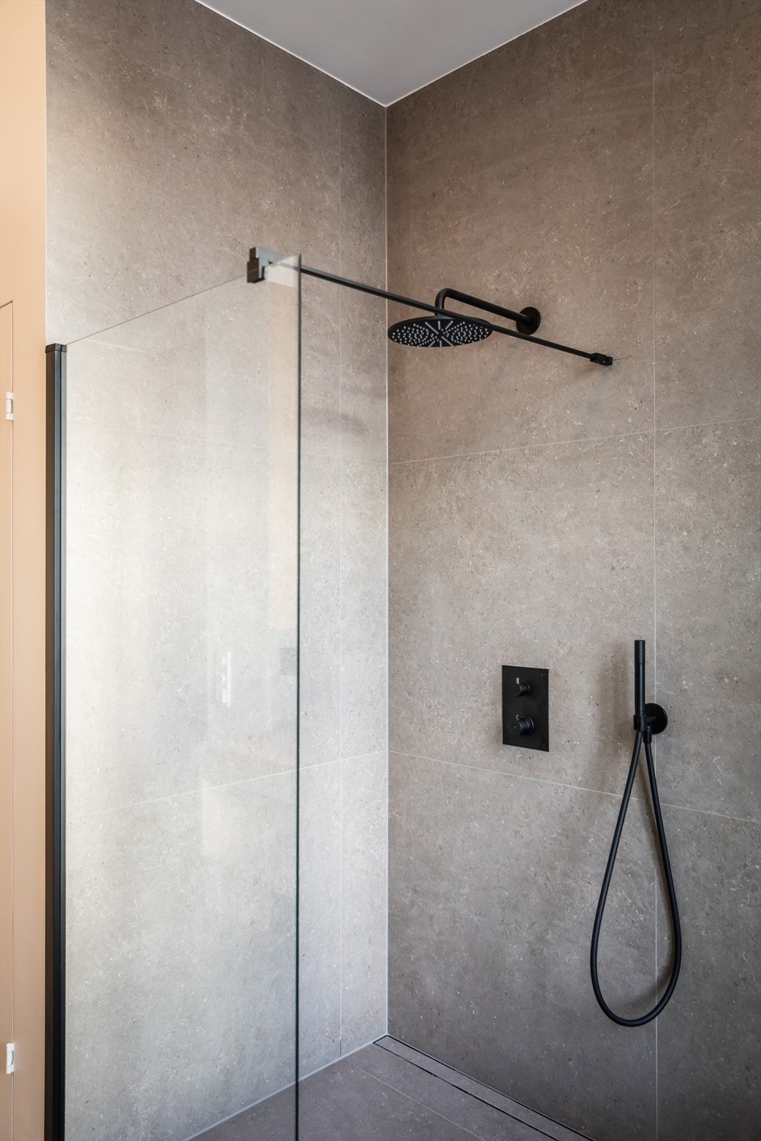 Integrerte armaturer fra Tapwell, samt fliser i 90x90 fra Living Ceramics. Galleribilde