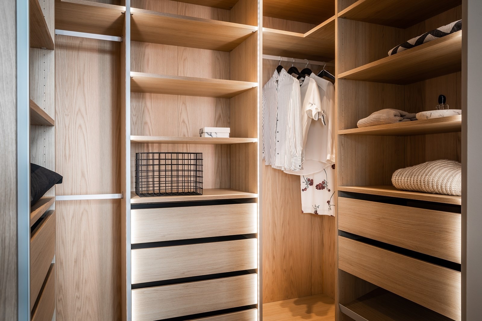 Snekkerbygd walk-in garderobe. Galleribilde