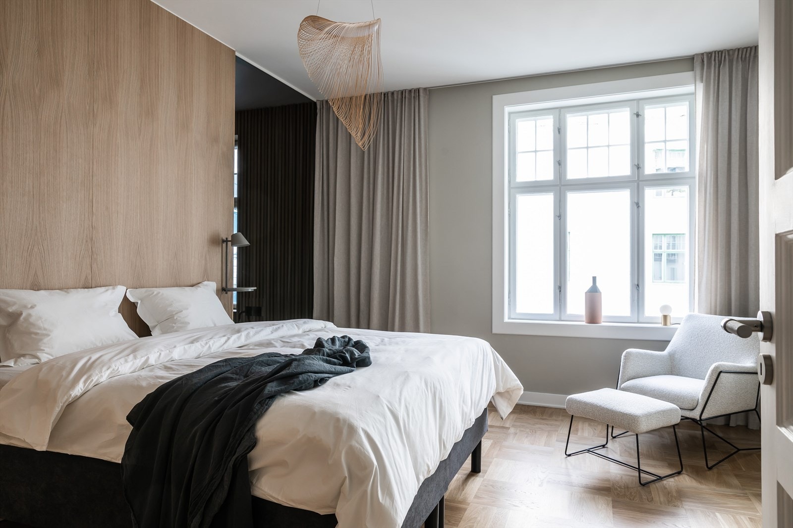 Master Badrom har egen våtsone, toalettrom og walk-in garderobe. Galleribilde