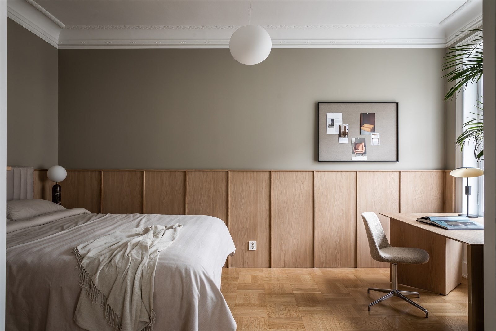 Det er gjennomgående brukt mye eik i vegger og det originale gulvet er bevart. Galleribilde