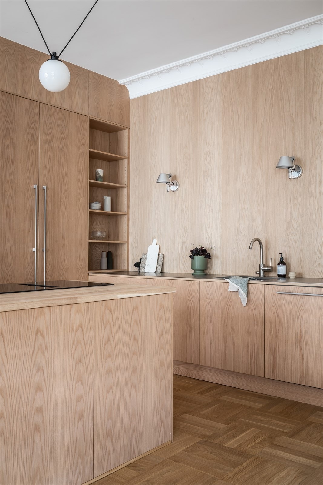 Det er rikelig med skapplass i høyskap og under kjøkkenøy. Galleribilde