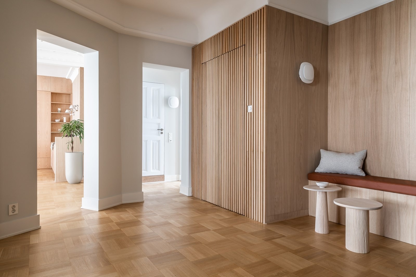 Det er gjennomgående brukt mye eik i vegger, og det originale gulvet i heltre er bevart. Galleribilde