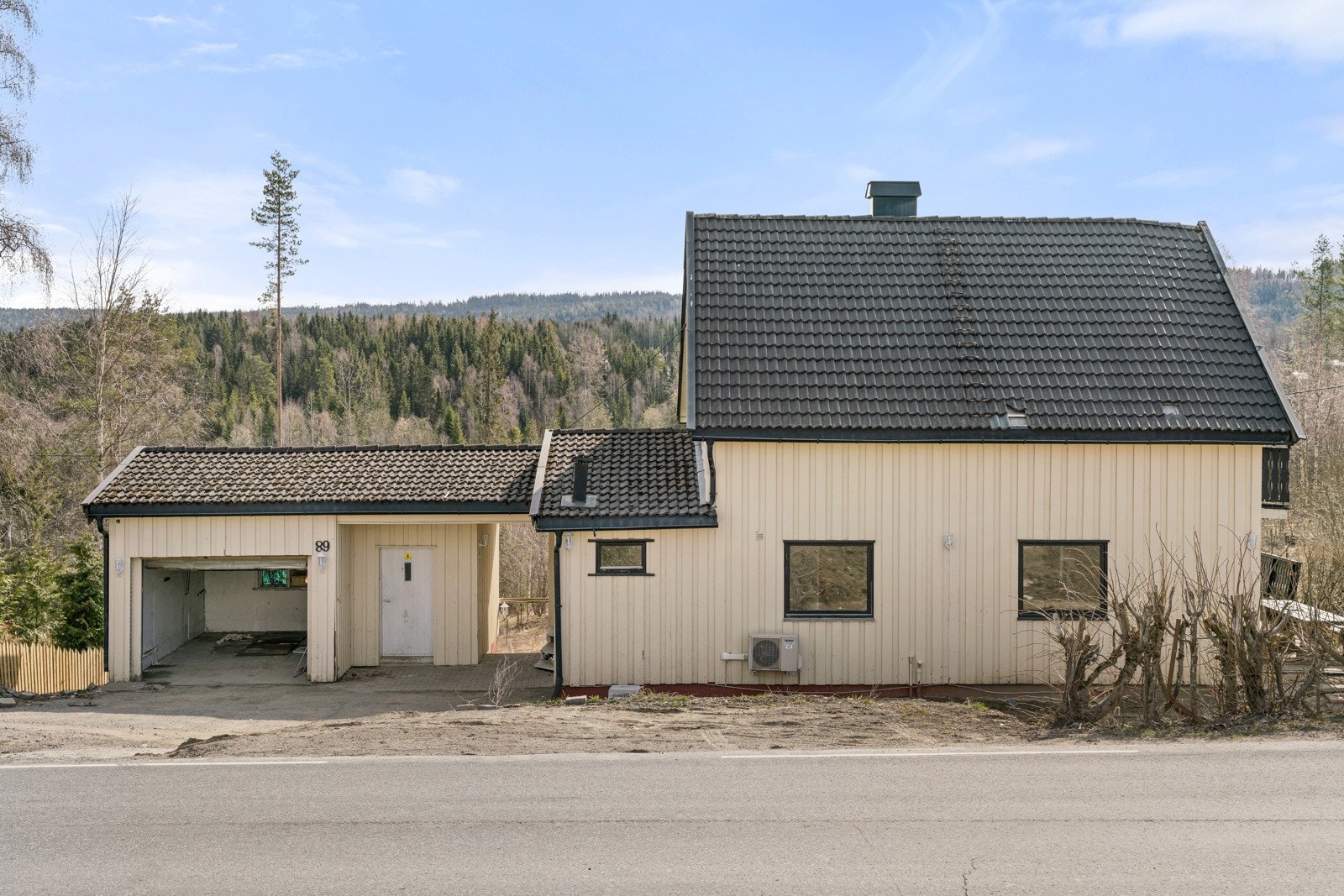 Enebolig med garasje Galleribilde
