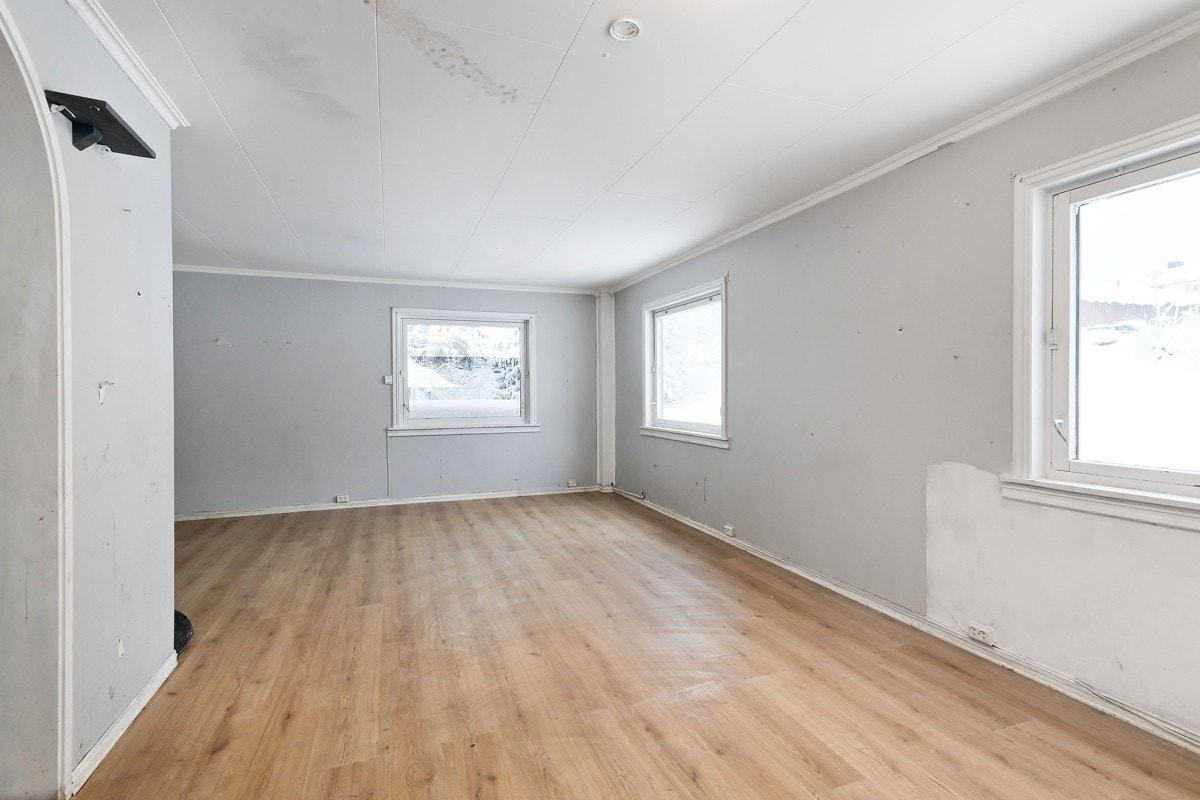 Stuen har god plass til nødvendig møblement. Galleribilde