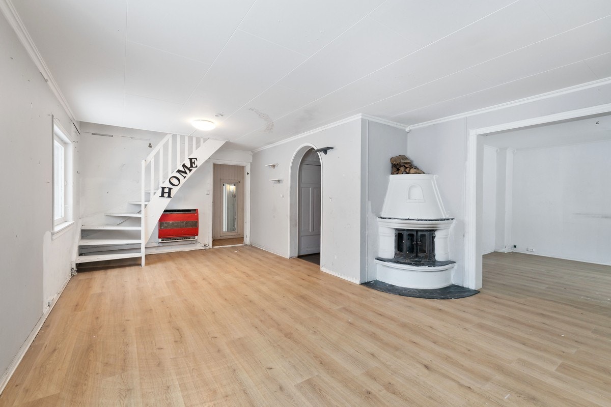 Romslig stue med god plass til nødvendig møblement. Galleribilde