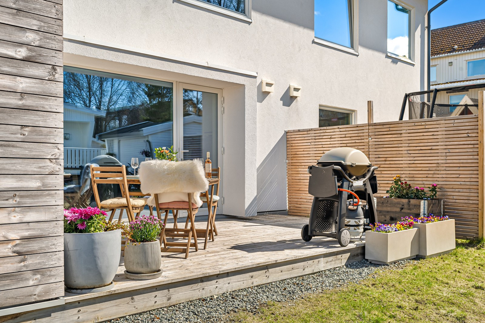 Verandaen er adskilt fra naboer med vegger