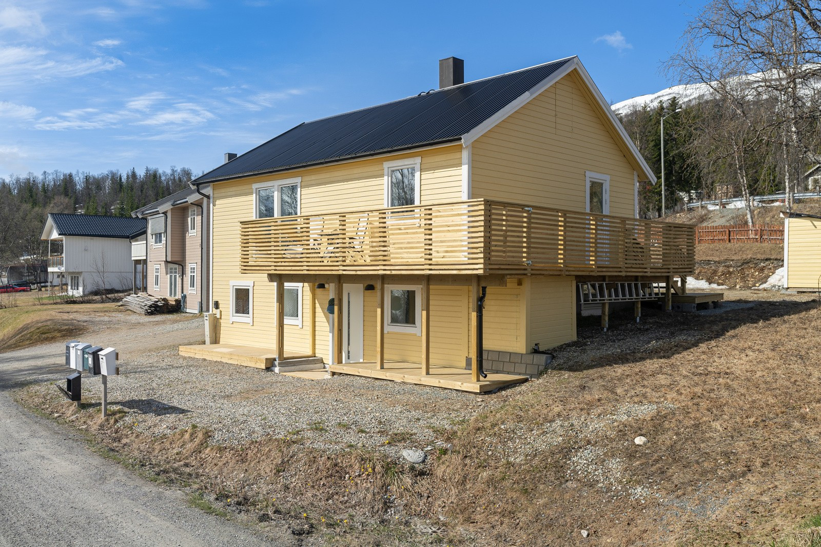 Boligen har fine uteområder og stor veranda