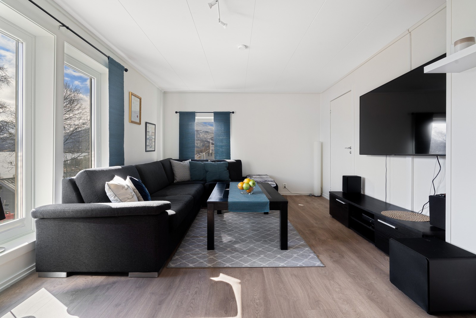 Stor stue med god plass til en romslig sofa og tilhørende møbler
