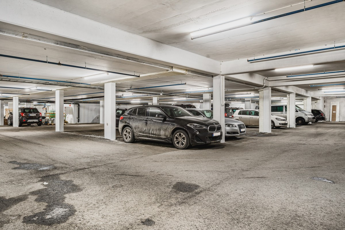 Det medfølger en parkeringsplass i felles parkeringskjeller