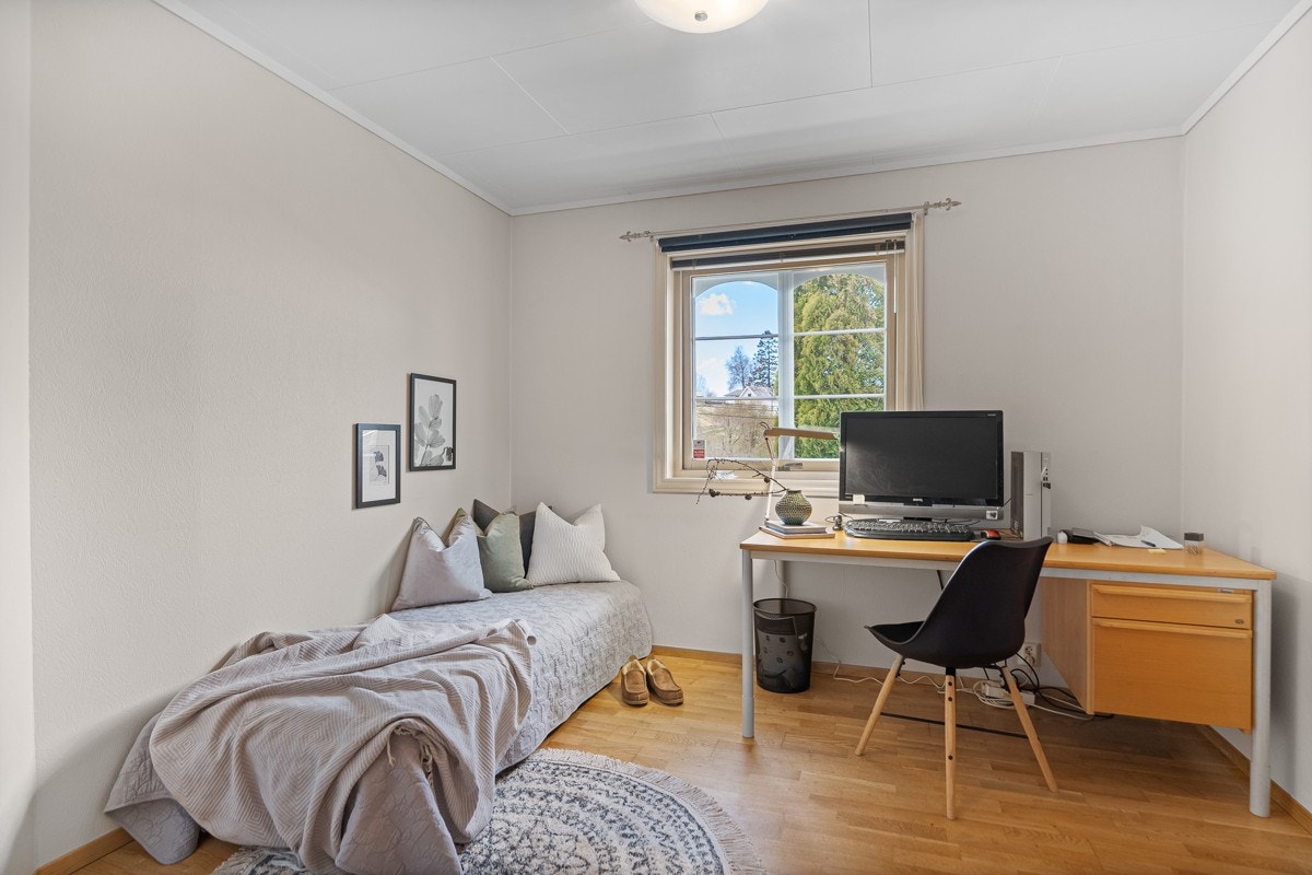 1.etasje, hoveddel: Soverom på 9,8 m² med plass til dobbelseng. Galleribilde