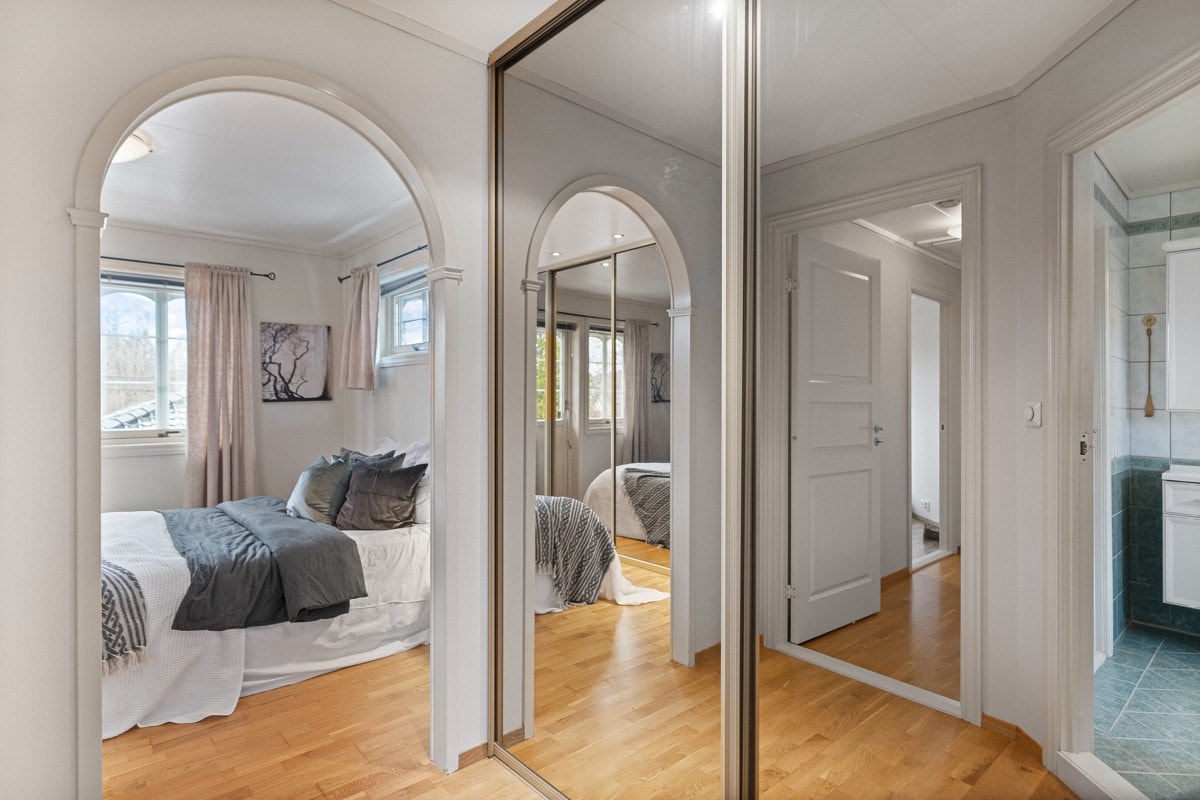 1.etasje, hoveddel: Fra hovedsoverom er det direkte adkomst til omkledningsrom på 3,9 m² med skyvedørsgarderobe og downlights i tak. Galleribilde