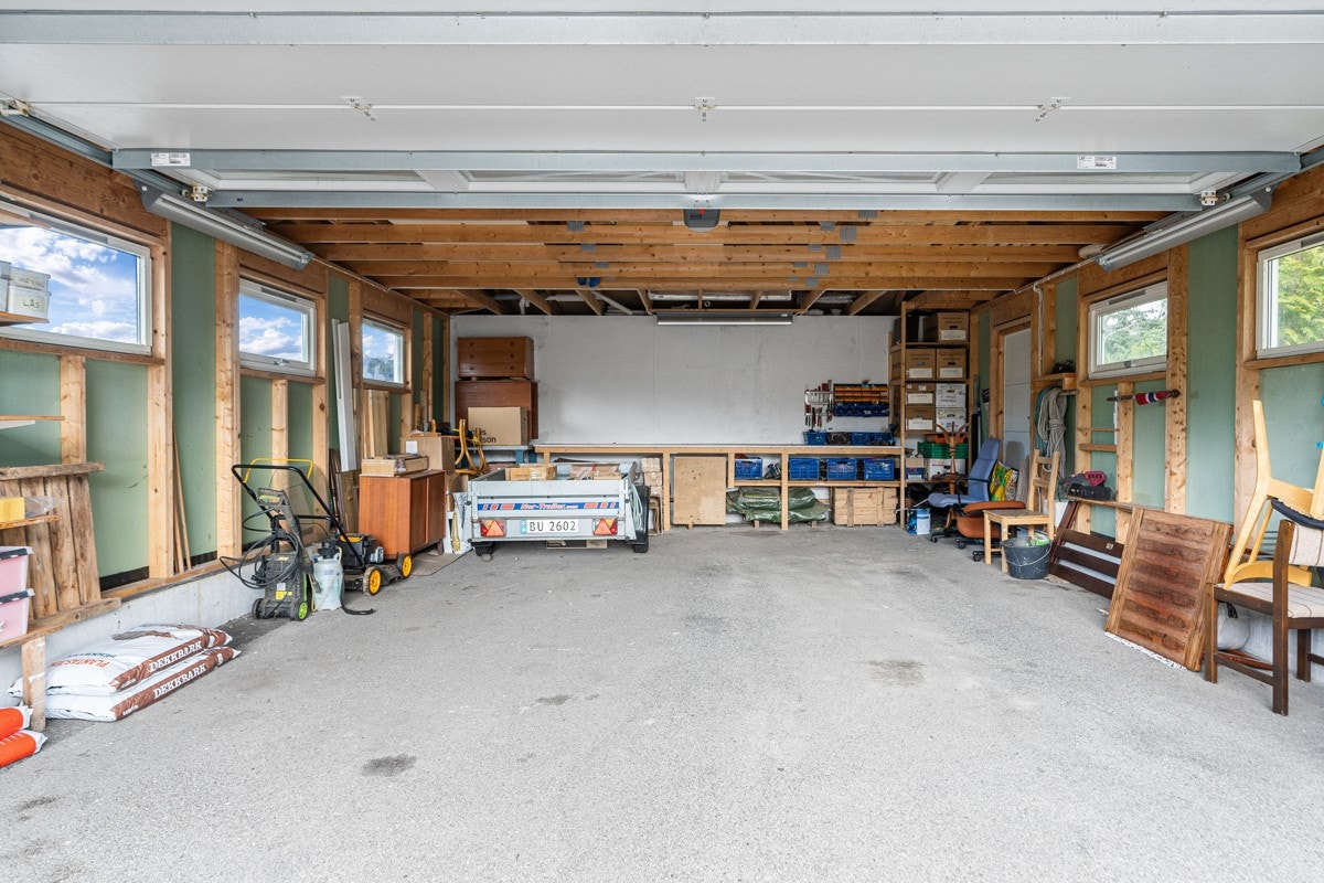 Det er god lagringsplass i bakkant av garasjen. Galleribilde
