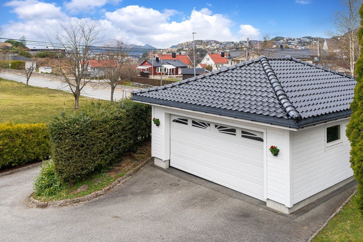 God plass til flere biler på tomten. Galleribilde