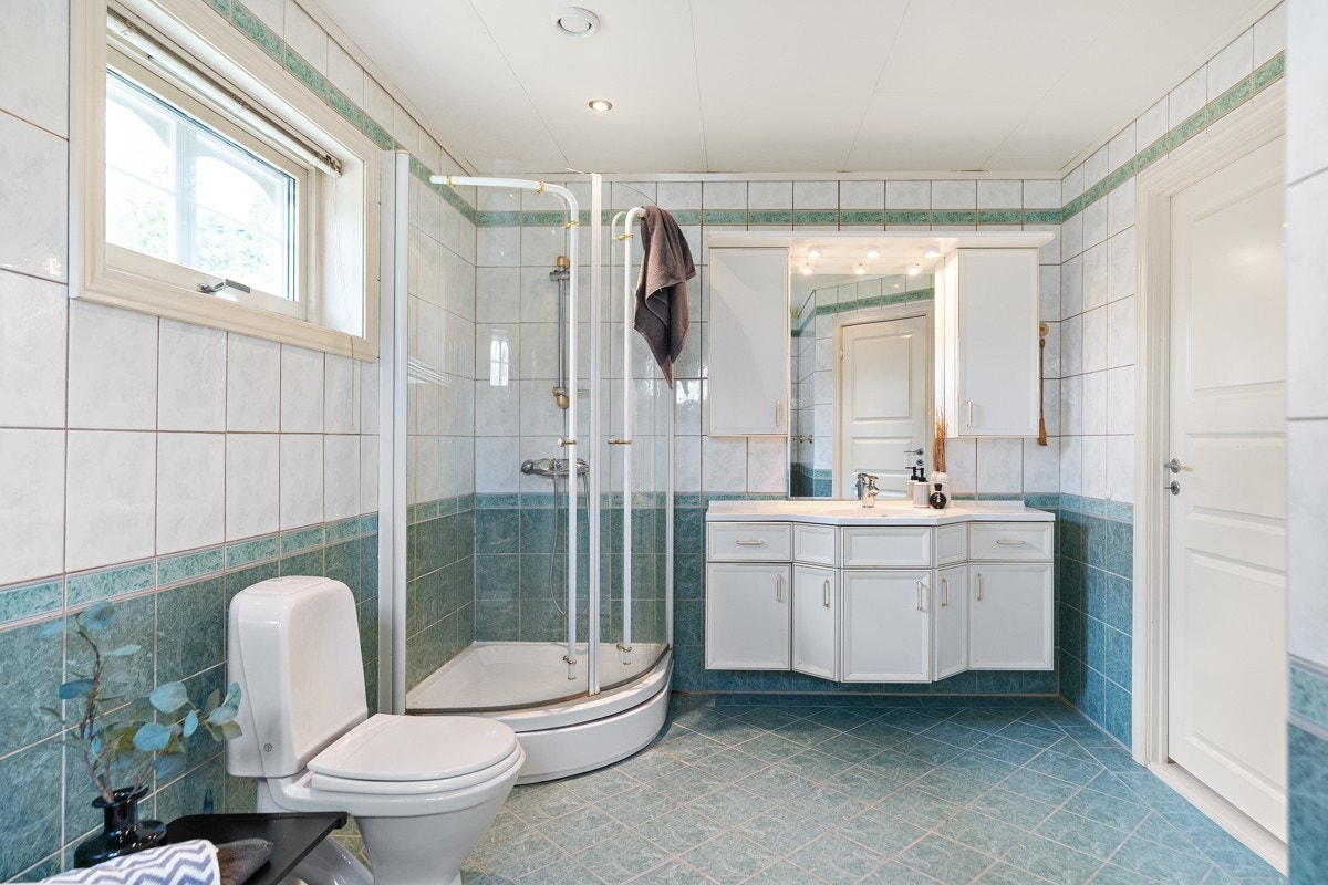 1.etasje, hoveddel: Helfliset bad med downlights i tak. Galleribilde
