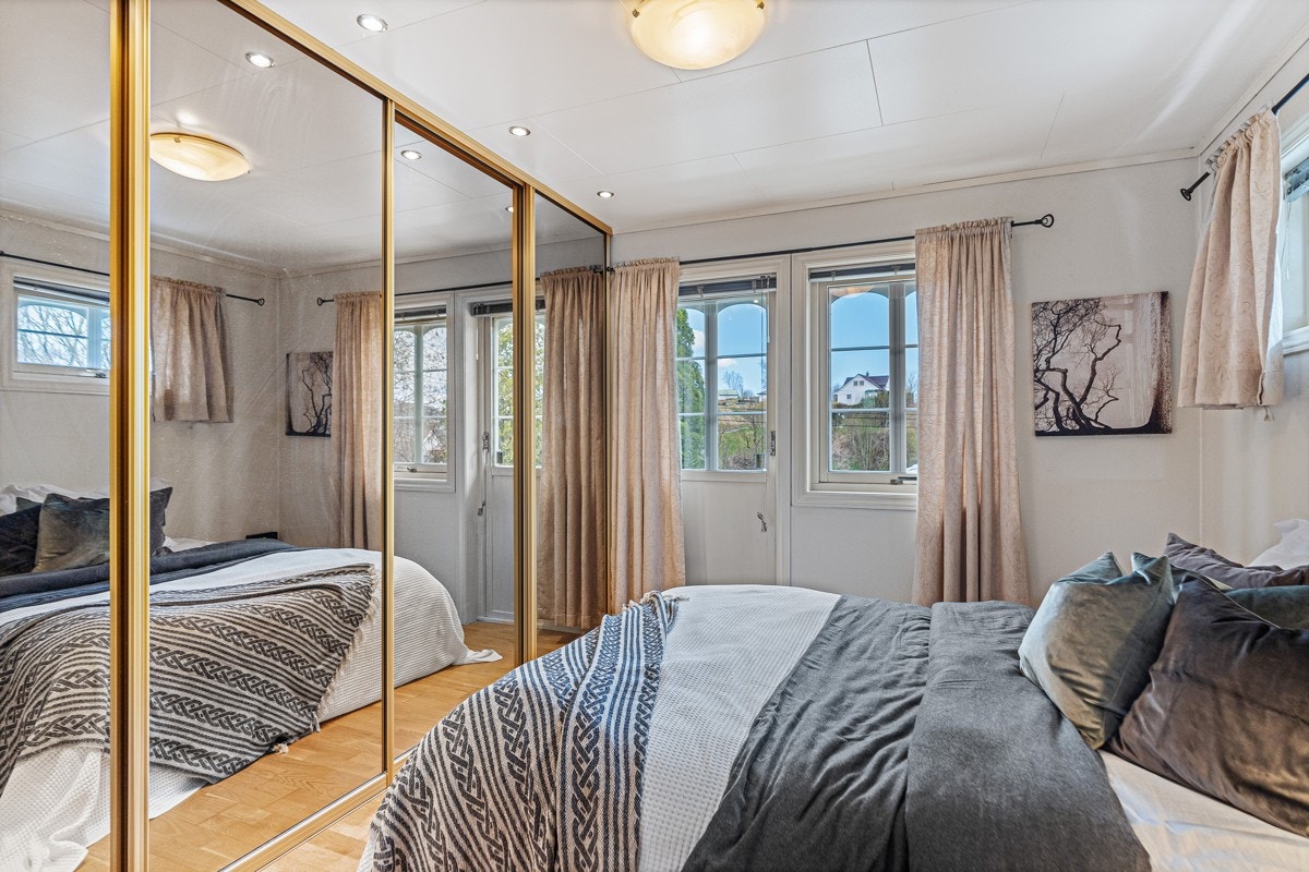 1.etasje, hoveddel: Hovedsoverom på 10,8 m² med stor skyvedørsgarderobe og plass til dobbelseng. Galleribilde