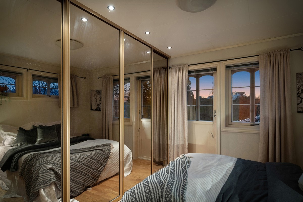 1.etasje, hoveddel: Fra hovedsoverom er det utgang til sør/vestvendt altan på 50,3 m². Galleribilde