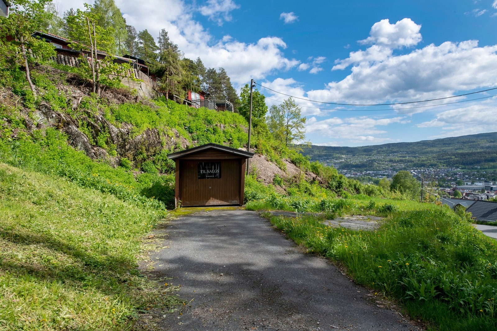 Området har kort avstand til skoler, barnehager, offentlig kommunikasjon, samt et rikt utvalg av fasiliteter og servicetilbud. Garasjen på tomten må rives for kjøpers regning. Galleribilde