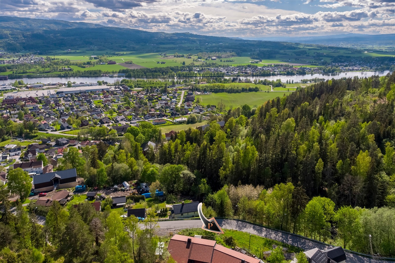 Tomten ligger i et rolig, attraktivt og barnevennlig boligområde i Krokstadelva i Drammen kommune. Galleribilde