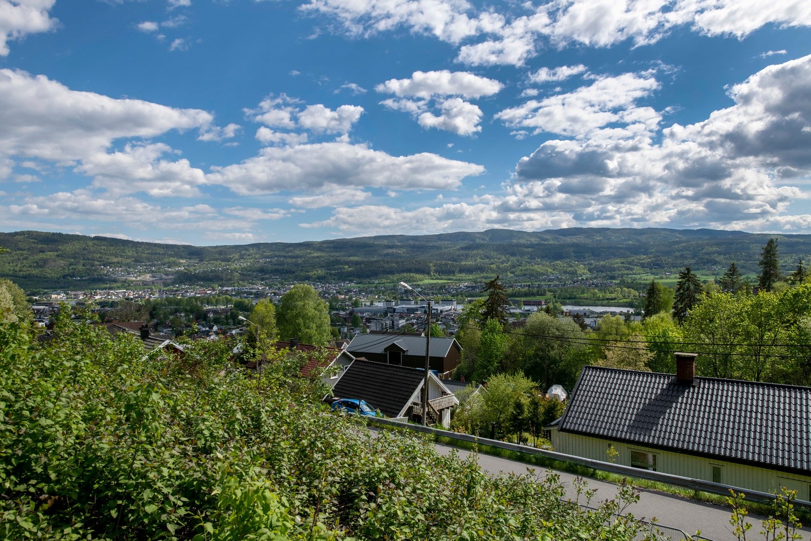 Tomten ligger høyt og fritt med langstrakt utsikt over Drammenselven, skogkledde åser og bebyggelse. Galleribilde