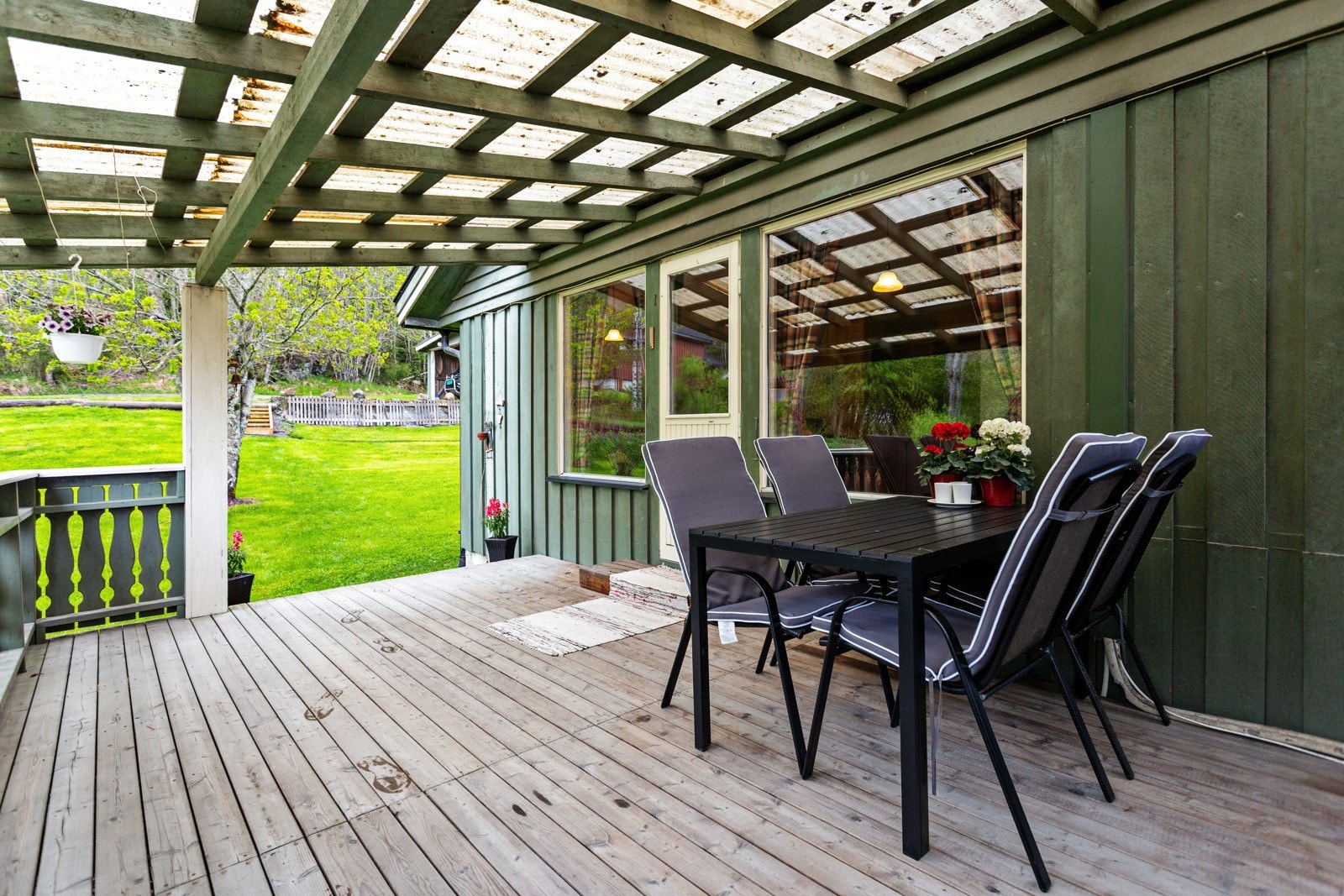 Fra stuen er det utgang til denne delvis overbygde terrassen. Galleribilde