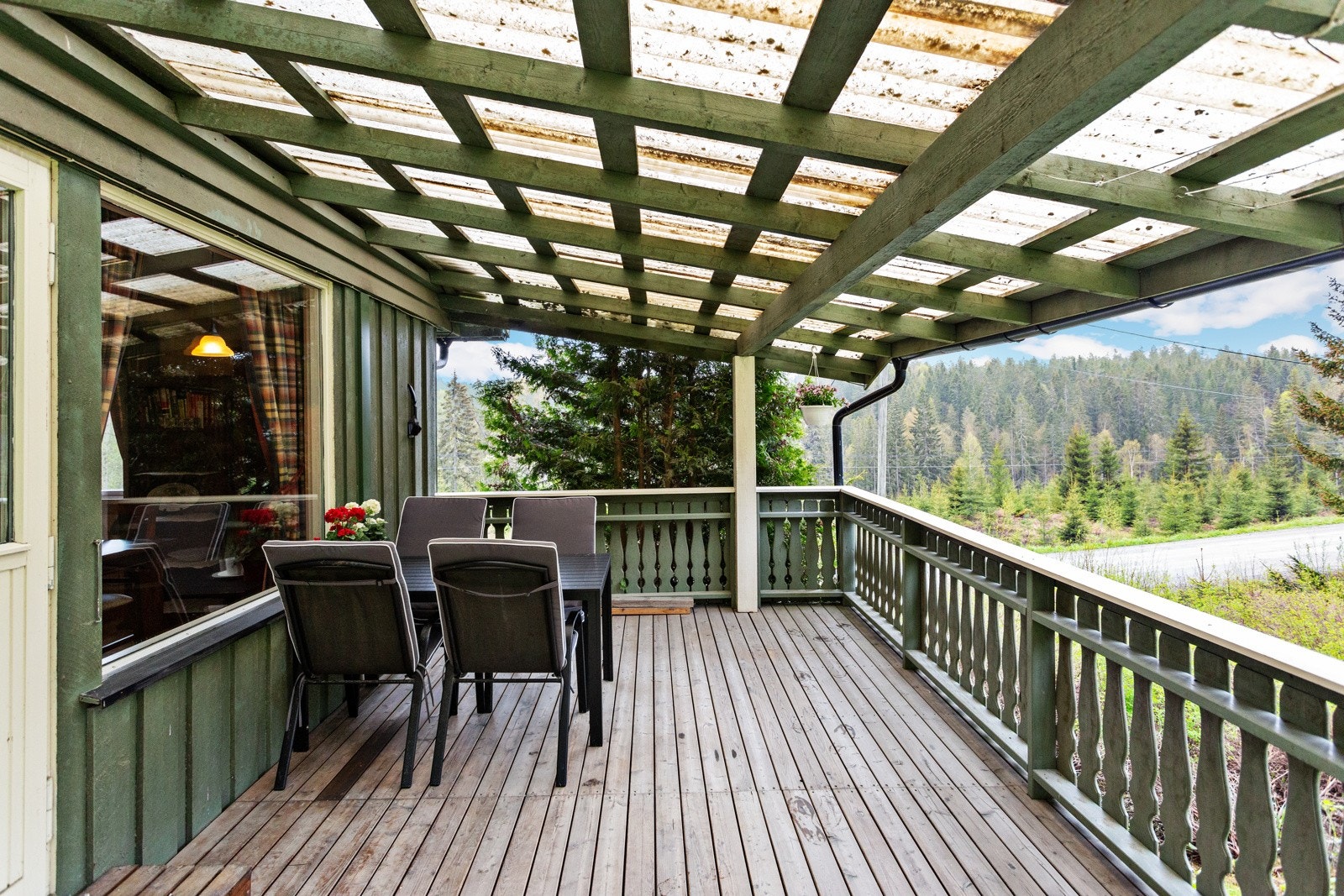 Terrassen er romslig og har god plass til utegrupper og grill. Galleribilde