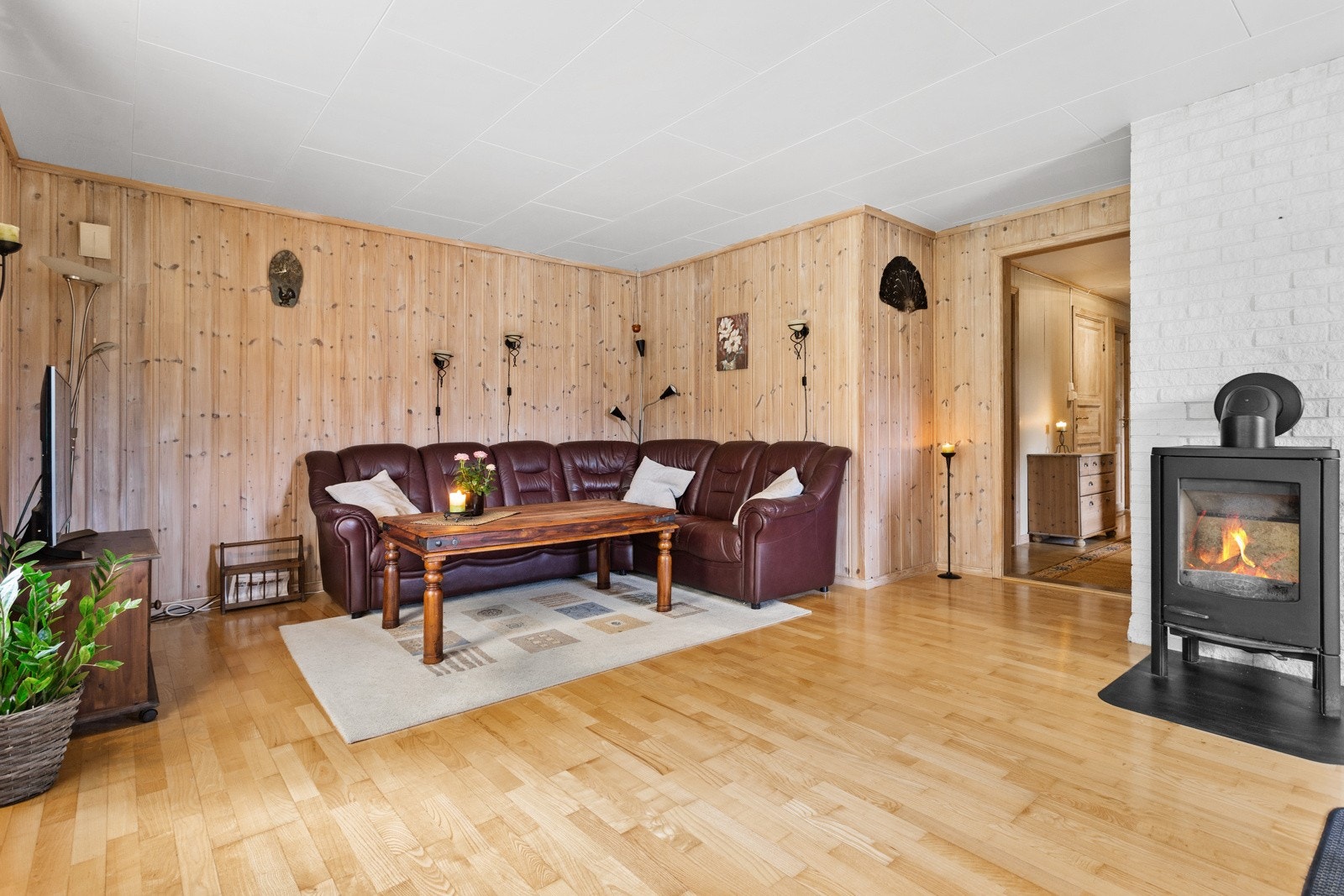 Det er to innganger til stuen - fra mellomgangen og fra kjøkkenet. Galleribilde