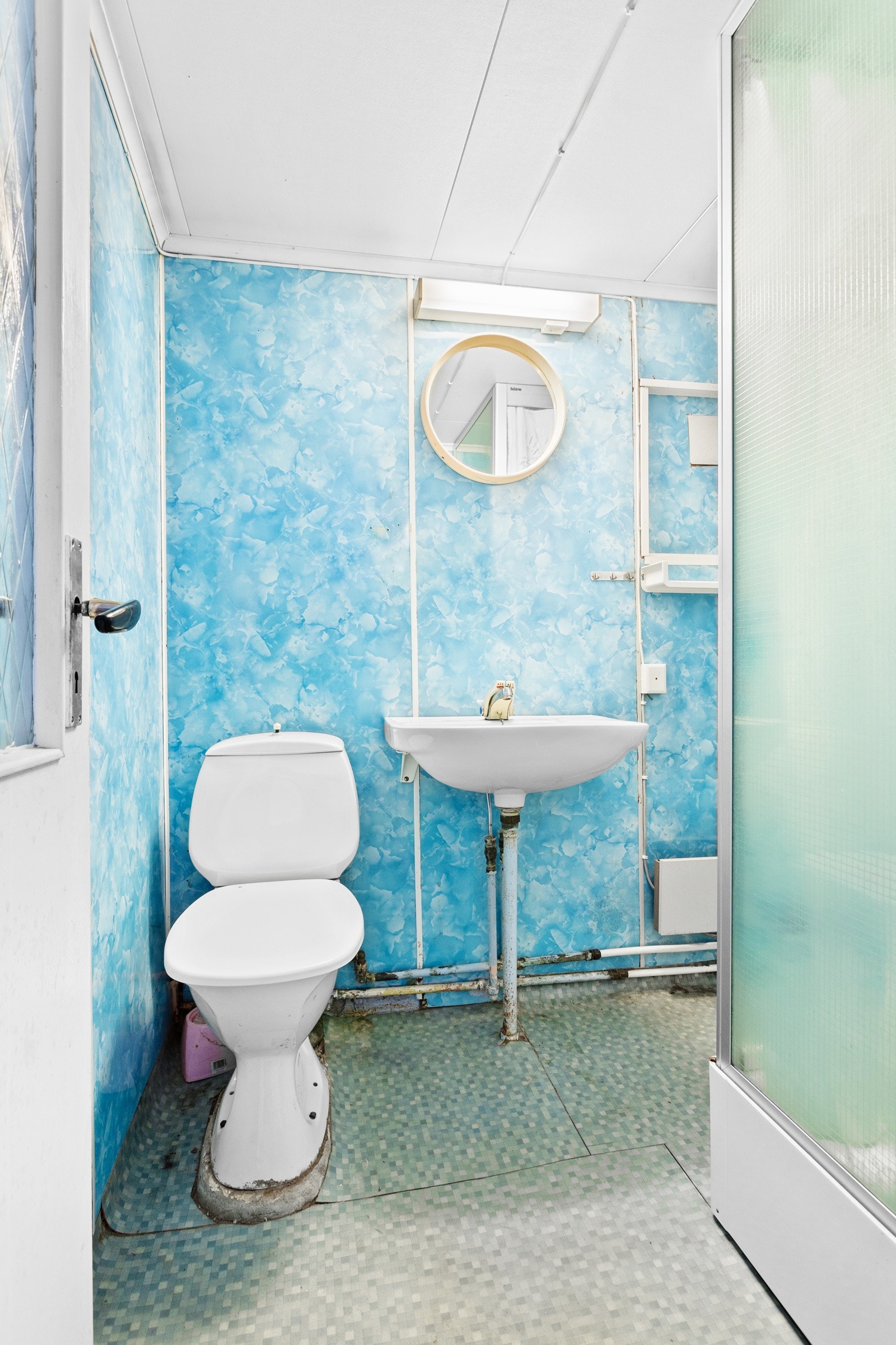 Badet i kjelleren har enkel servant, speil m/belysning, toalett og dusjkabinett. Dette badet er i dag ikke i bruk - og vannet er avstengt. Galleribilde