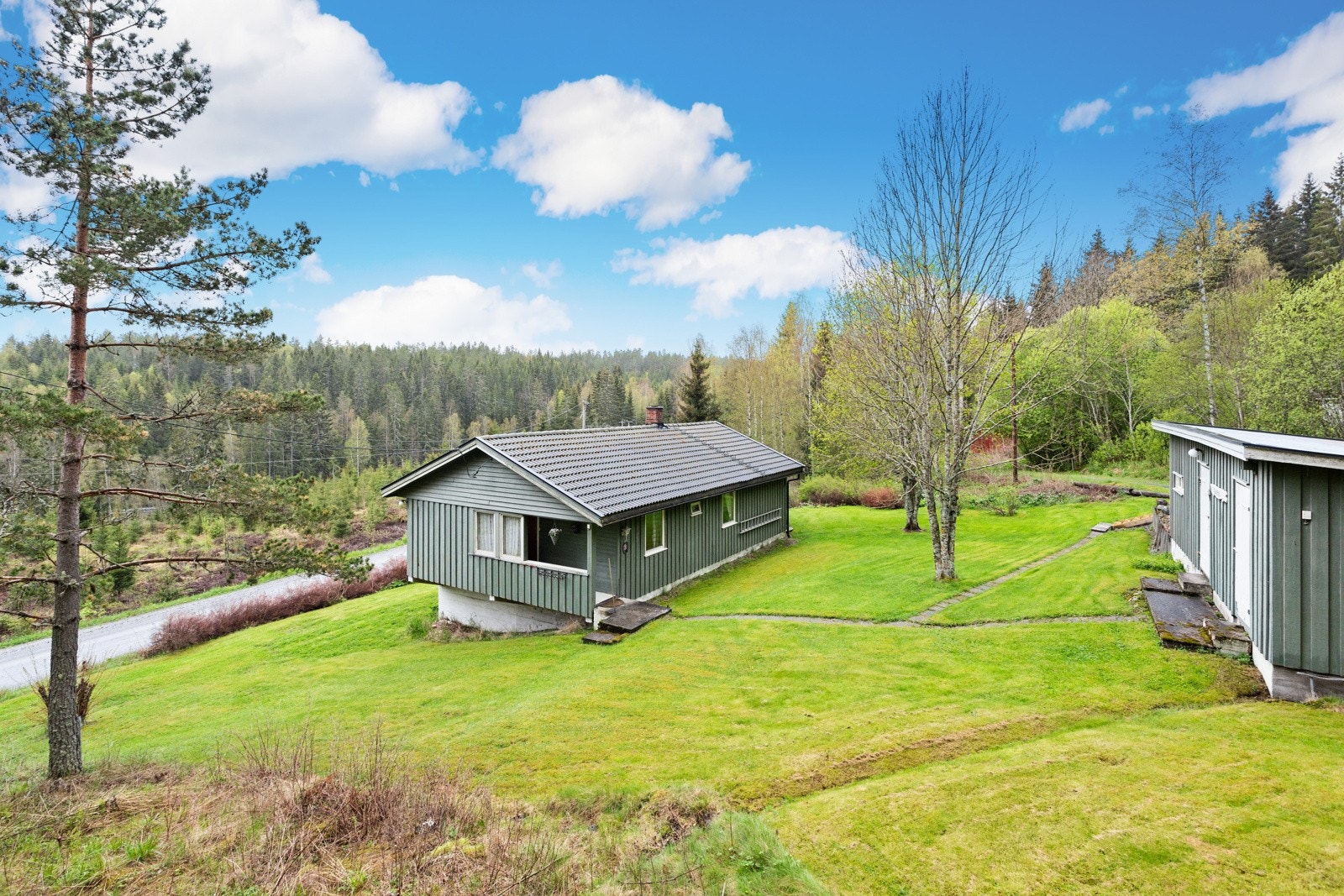 Eneboligen ligger usjenert til i et rolig, landlig og barnevennlig skogsområde på Mangen, ca. 20 km fra Aursmoen. Galleribilde