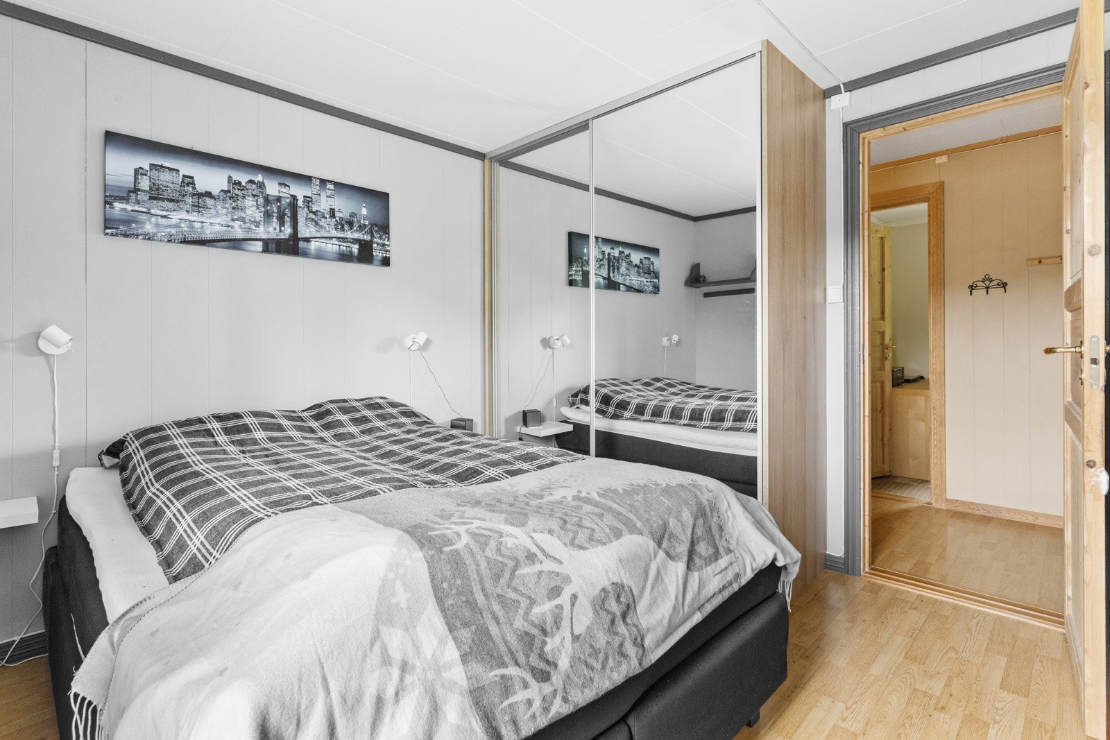 På hovedsoverommet står det en stor skyvedørsgarderobe med speilfronter. Galleribilde