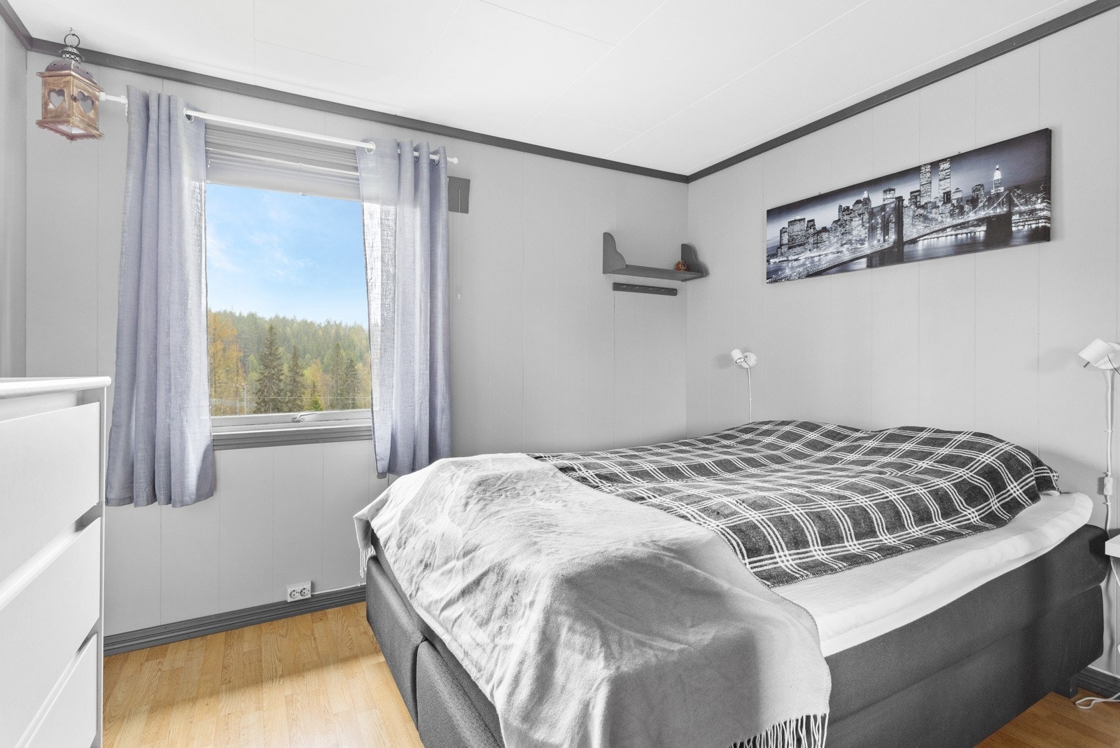 Eneboligen har to soverom i føreste etasje. Galleribilde
