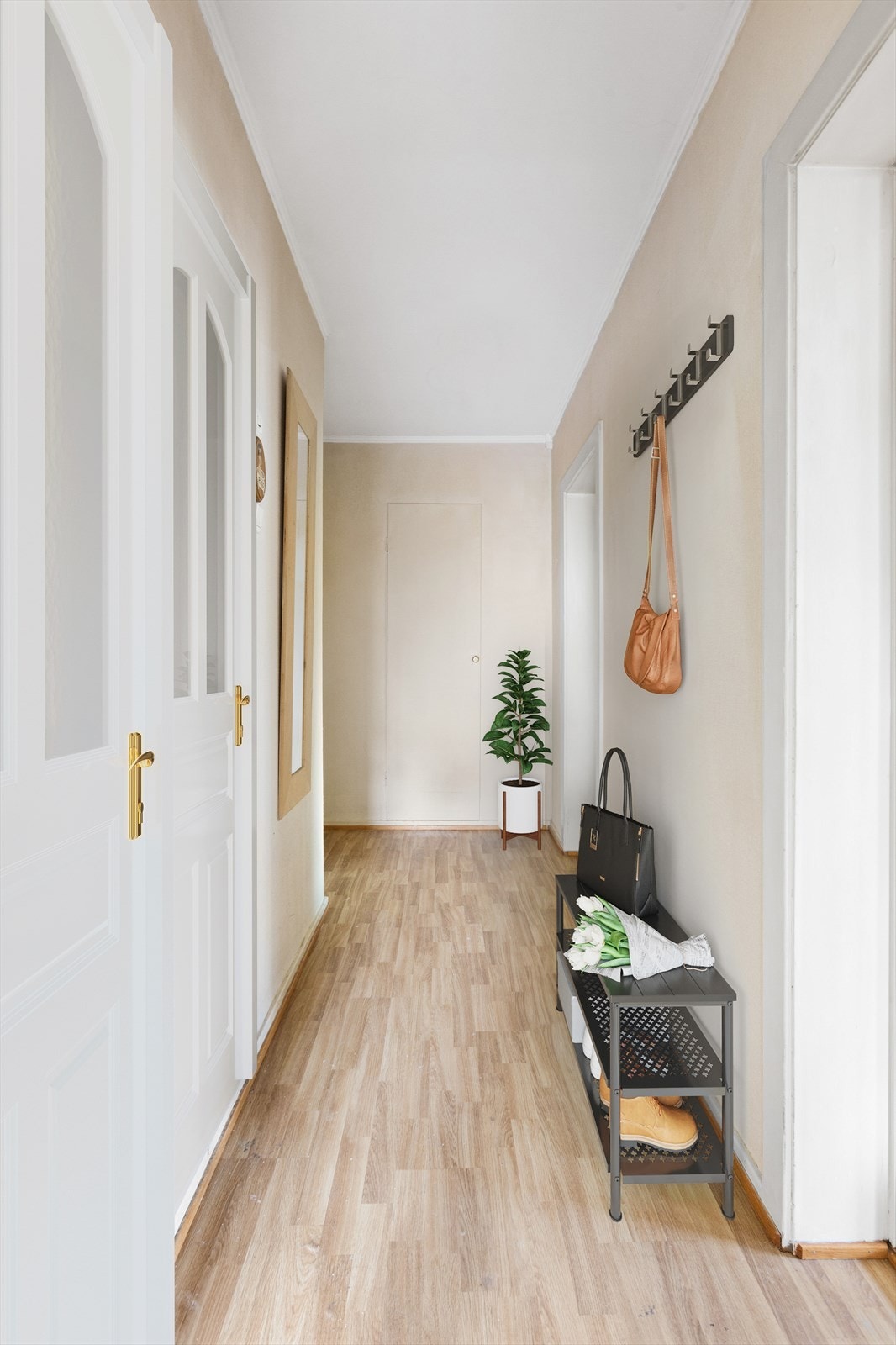 Illustrasjonsfoto - Inngang, utgang, oppgang, entrè... Et sted og sette fra seg paraplyen, rette litt på sveisen og glede seg til å gå ut. Eller bli invitert inn. Førsteinntrykket som skaper forventninger. Galleribilde